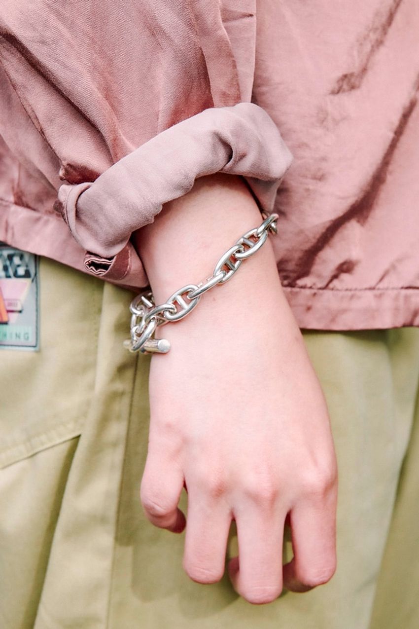 「ウエストバッグ」をセンス良く取り入れたコーデ例3選。斜め掛けやネック掛けなど使い方もチェック！ - 7枚目の画像