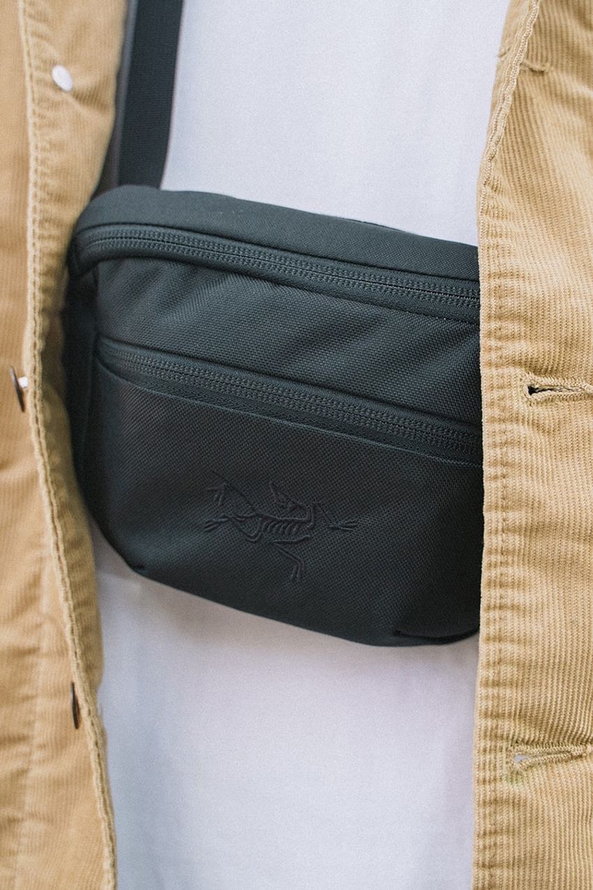 「ウエストバッグ」をセンス良く取り入れたコーデ例3選。斜め掛けやネック掛けなど使い方もチェック！ - 9枚目の画像