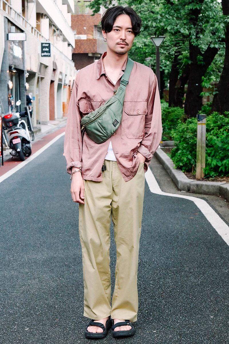 シャツ=ウィーウィル パンツ=メゾンミハラヤスヒロ サンダル=テバ バッグ=ポーター