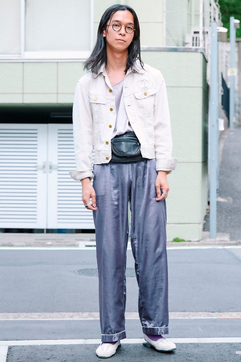 Gジャン=リー カットソー、パンツ、靴=すべて不明 バッグ、眼鏡=ともにヴィンテージ