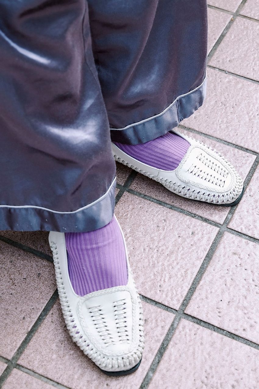 「ウエストバッグ」をセンス良く取り入れたコーデ例3選。斜め掛けやネック掛けなど使い方もチェック！ - 4枚目の画像