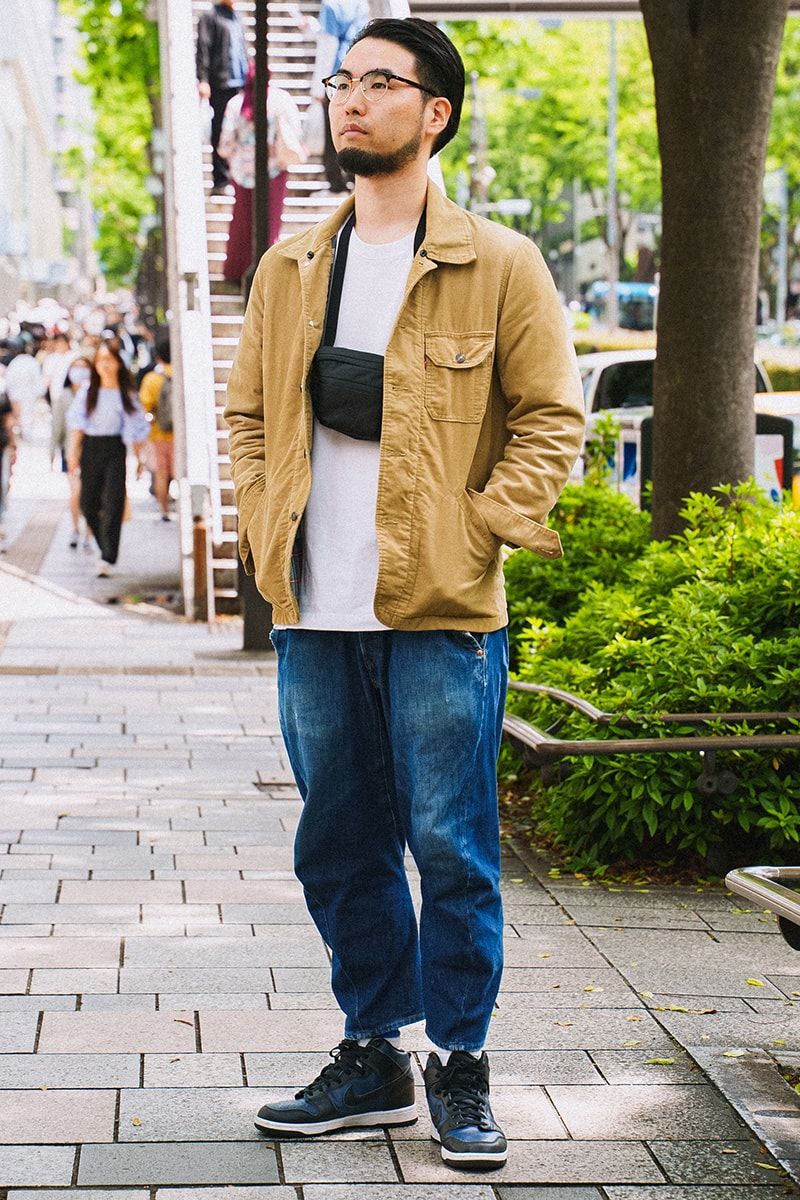 ジャケット、デニム=ともにリーバイス Tシャツ=トイレット スニーカー=ナイキ 眼鏡=ジンズ バッグ=アークテリクス