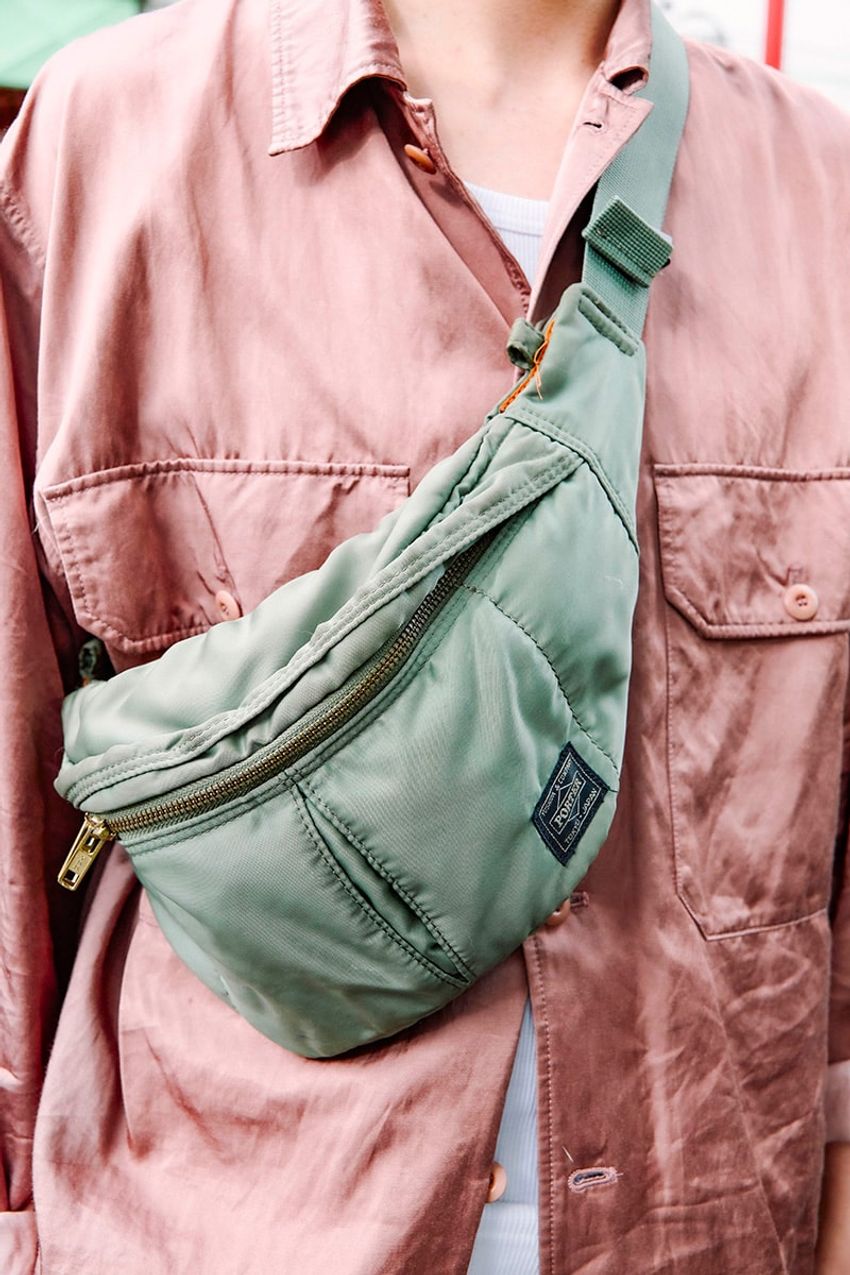 「ウエストバッグ」をセンス良く取り入れたコーデ例3選。斜め掛けやネック掛けなど使い方もチェック！ - 6枚目の画像