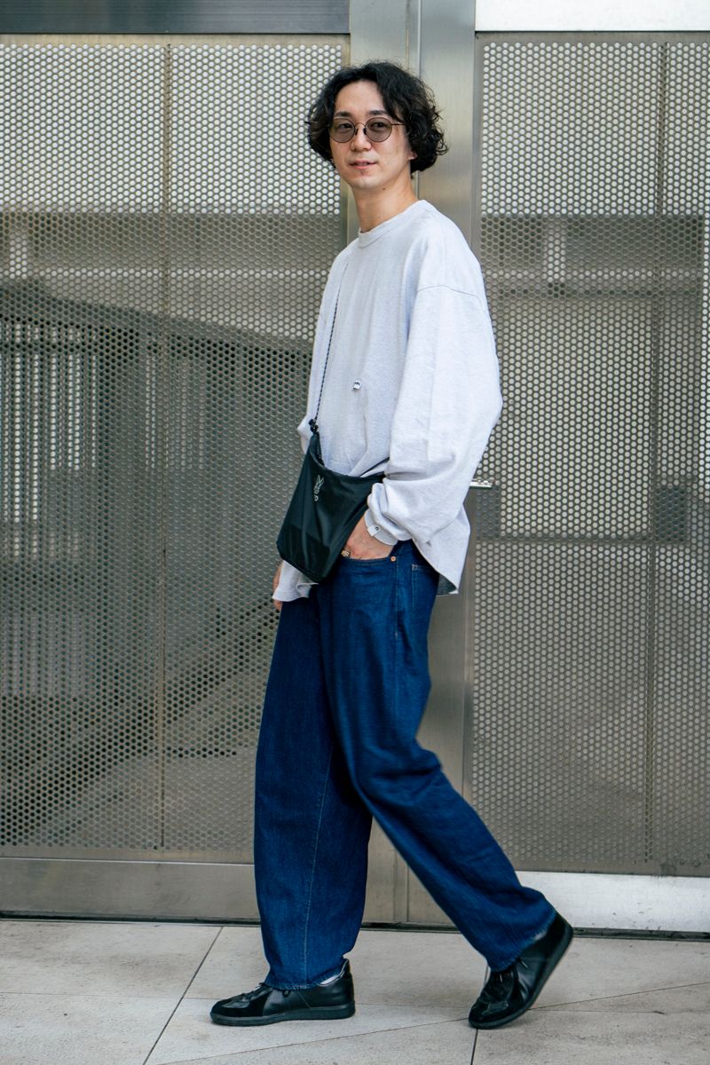 Tシャツ＝カウラム　デニム＝不明　シューズ＝ムーンスター　眼鏡＝エーディーエスアール　バッグ＝ディーオーディー　リング＝古着