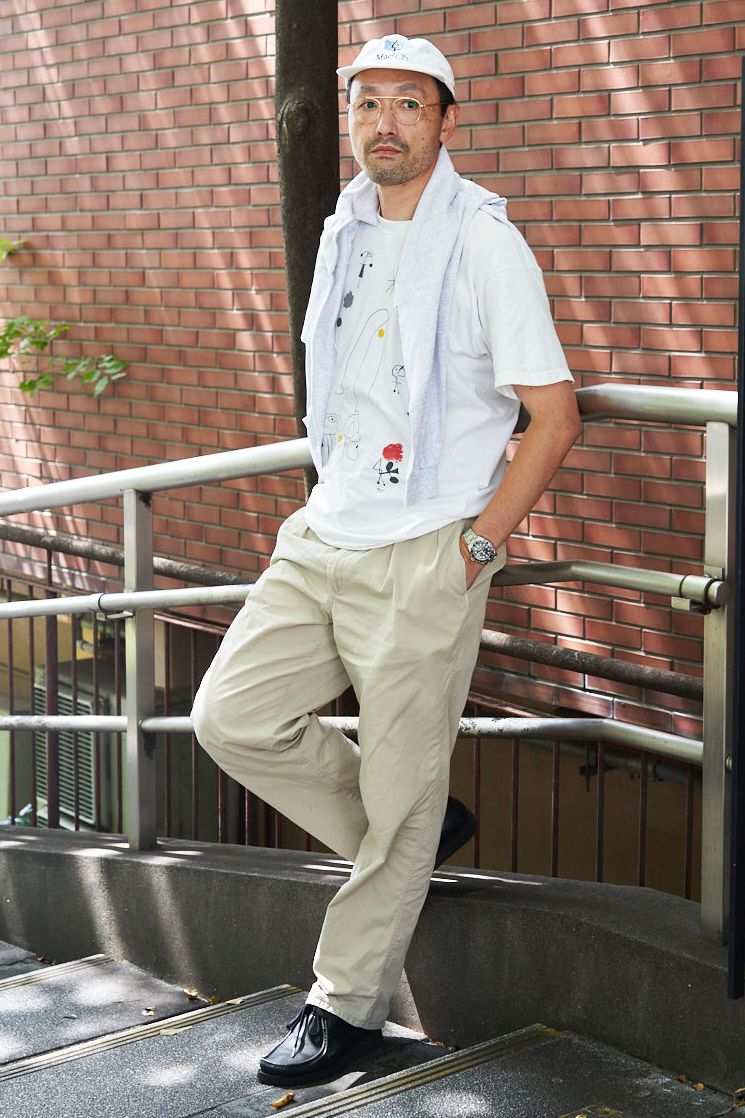 Tシャツ、スウェット、帽子=すべて古着 パンツ=ラルフローレン シューズ=パドモア&バーンズ 眼鏡=アーレム バッグ=ブティック 腕時計=ロレックス ブレスレット=エルメス