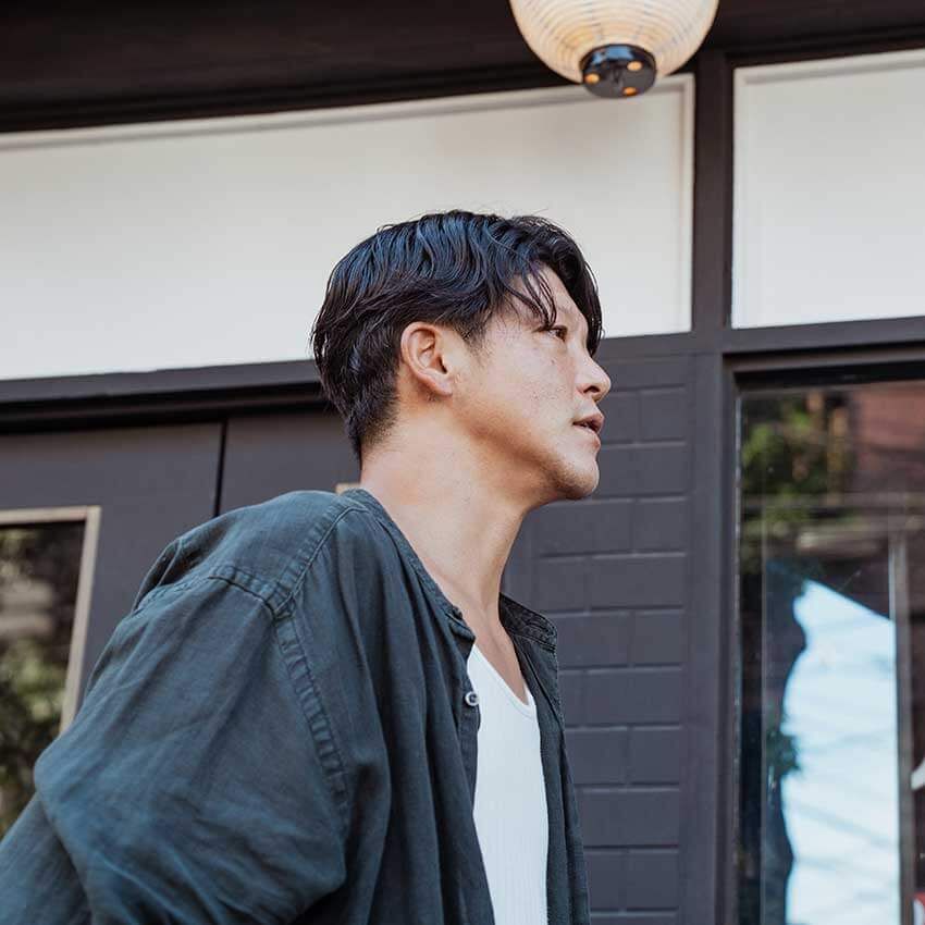 駿河太郎（するが・たろう）●1978年6月5日生まれ。兵庫県出身。大学卒業後、2年間の音楽留学のため渡英。帰国後、シンガーソングライターとしてメジャーデビューを果たし、30歳を機に俳優業にも挑戦。日曜劇場『半沢直樹』（TBS）、『笑点をつくった男 立川談志』（BS日テレ）、『朽ちないサクラ』など多くのドラマ、映画、舞台に出演。また、ファッションへの造詣も深く、ブランド「ニューオーダー」にも携わる。