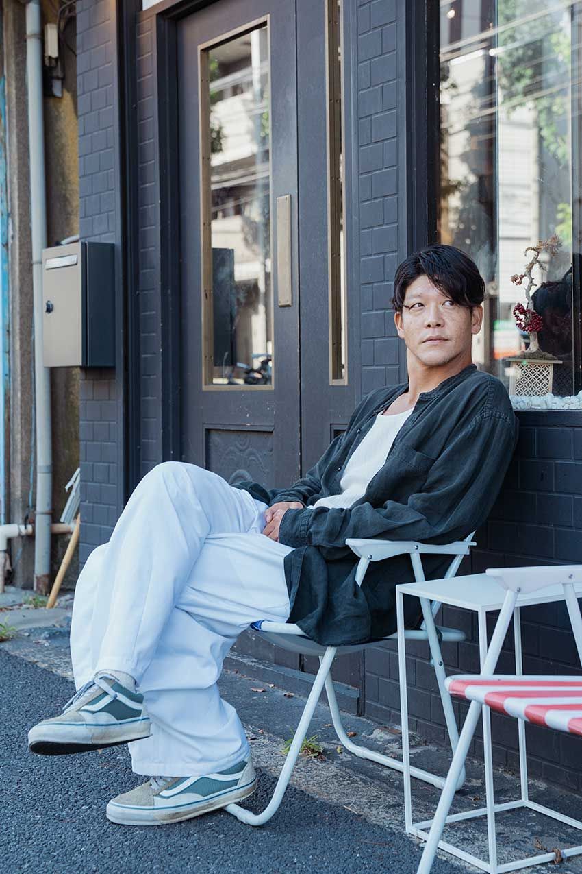 「基本、デニムは穿かん」俳優・駿河太郎さんを突撃パパラッチ！カルチャー香るコーデを徹底分解 - 4枚目の画像