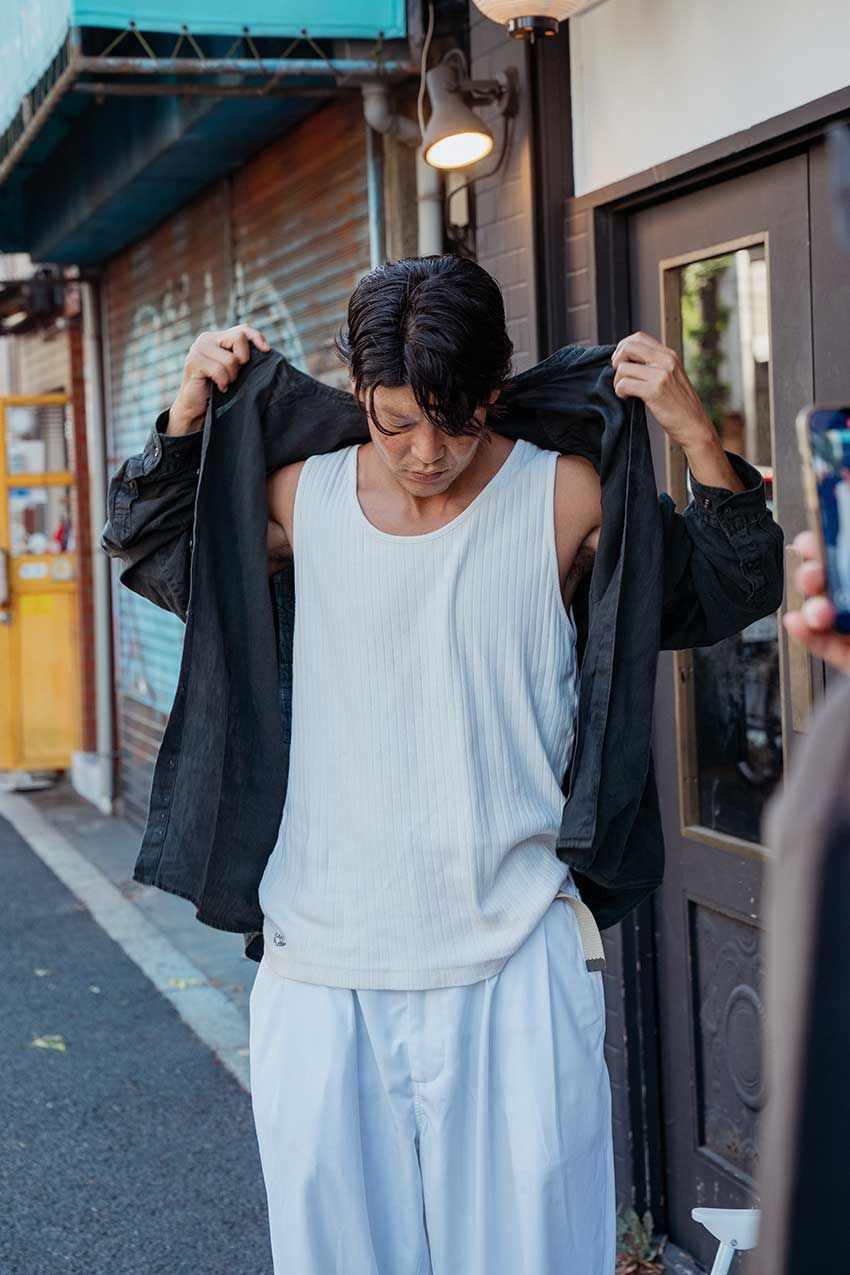 「基本、デニムは穿かん」俳優・駿河太郎さんを突撃パパラッチ！カルチャー香るコーデを徹底分解 - 11枚目の画像