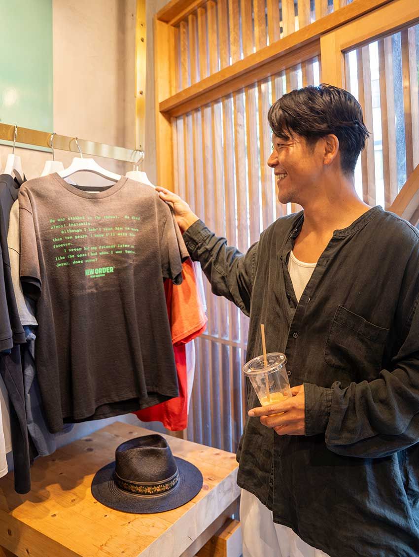 「基本、デニムは穿かん」俳優・駿河太郎さんを突撃パパラッチ！カルチャー香るコーデを徹底分解 - 24枚目の画像