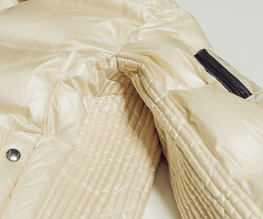 袖から脇、裾にかけて細かいステッチが入る。メリハリあるシルエットを生み出すためのディテールだ。