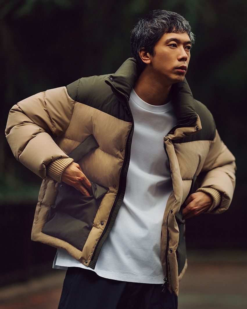 クラシックなアウトドアウェアを彷彿させる、切り替えデザインが特徴の「アイラント」。中綿に高品質なダウン素材をふんだんに使用し、抜群の保温性を発揮する。インナーを着込まずとも十分暖かい。寒い時季もアクティブに遊びたい人に打ってつけのダウンだ。ダウンジャケット18万7000円、カットソー３万5200円、パンツ5万7200円／すべてタトラス