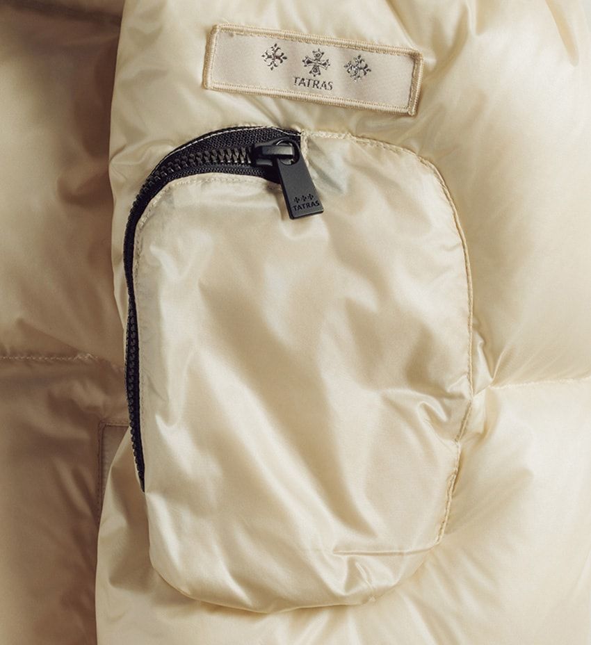 フライトジャケットに範を取った袖のシガーポケット。