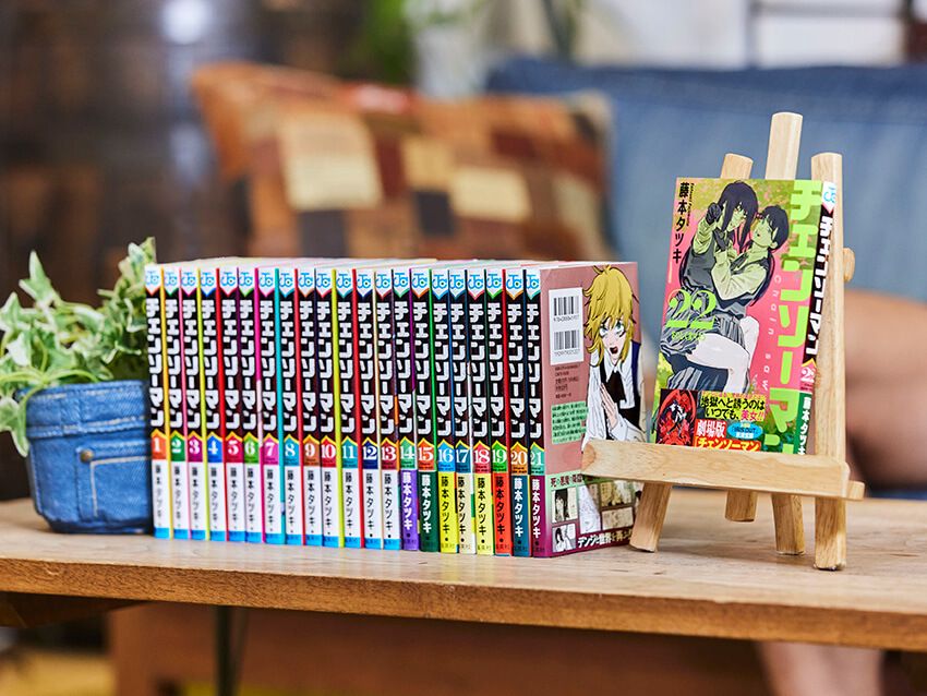 『チェンソーマン』（集英社 ジャンプコミックス）原作・藤本タツキ。『週刊少年ジャンプ』にて2018年12月から2020年12月まで第1部が連載され、2022年7月からは『少年ジャンプ＋』で第2部が連載中。累計発行部数は3,500万部を突破し、2022年10月にはテレビ東京系列でアニメ化。9月19日から劇場版『チェンソーマン レゼ篇』が全国で放映中。