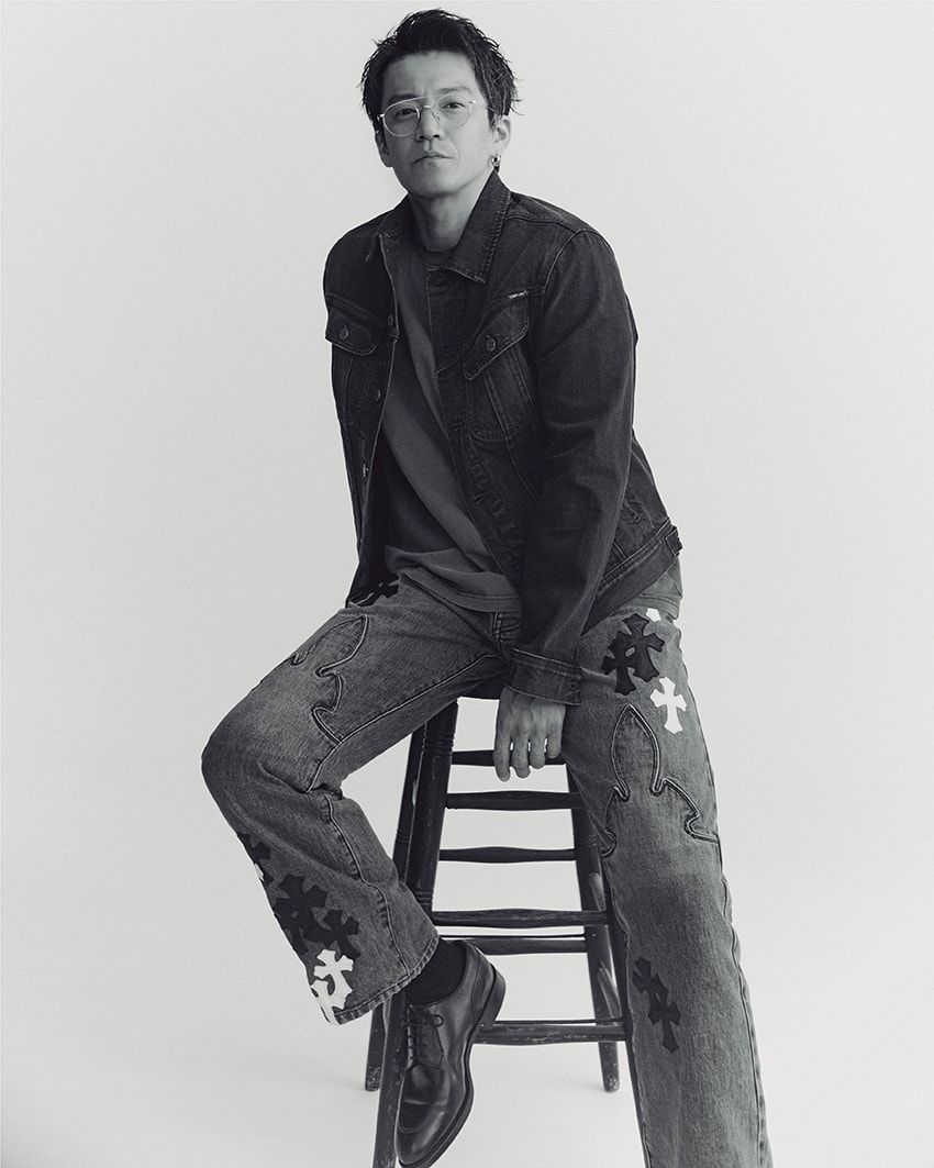 小栗 旬の私物デニムでコーディネイト。週4日ではいているワイドデニムの着こなしetc. - 1枚目の画像