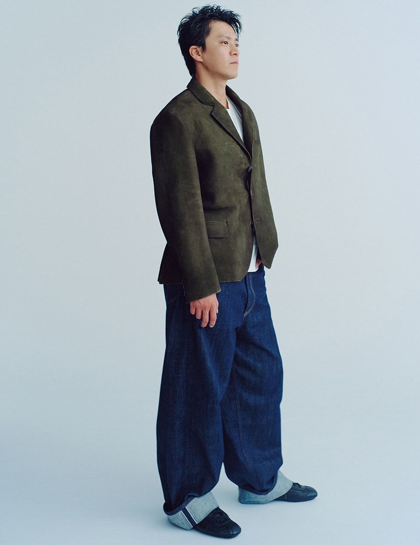 ジャケット132万円、カットソー12万2100円、スニーカー16万2800円［すべて予価］／プラダ　0120-45-1913、デニム本人私物。