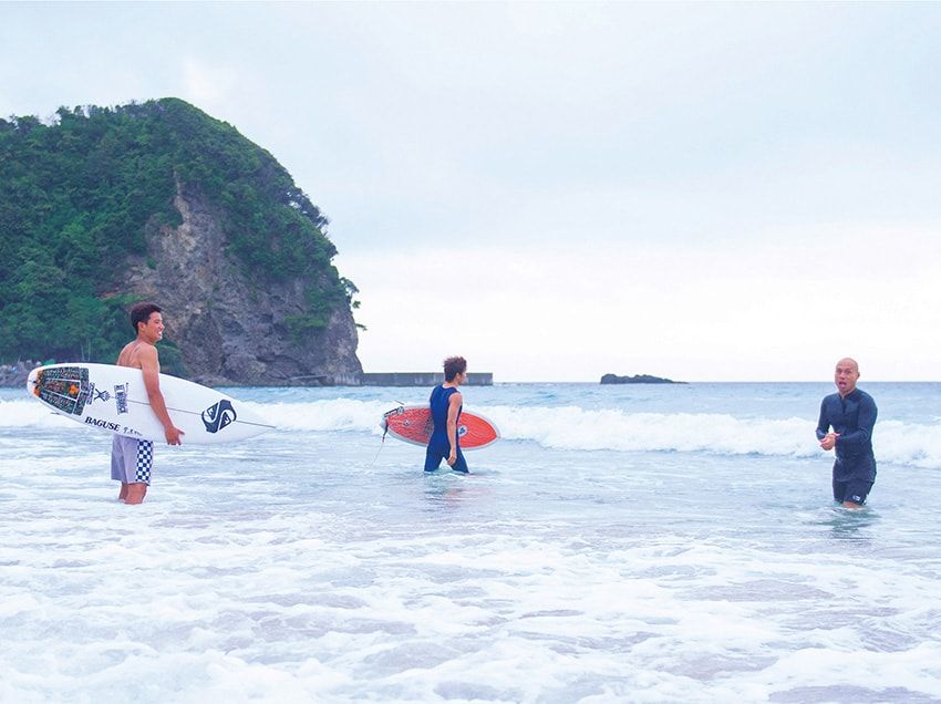 伊豆半島南部に位置する多々戸浜海岸は、エメラルドブルーの海が特徴の大人気ビーチ。美しい白浜が約450m続き、サーフィンやマリンスポーツを楽しむには絶好のロケーションだ。