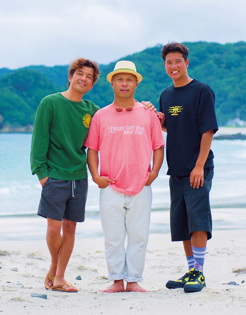 大野修聖（中央）●1981年生まれ、静岡県下田市出身。99年にプロに転向後、JPSA（ジャパン・プロ・サーフィン・アソシエーション）グランドチャンピオンに3度輝く。山本来夢（右）●2007年生まれ、静岡県西伊豆出身。22年にJPSAプロ公認資格を取得。ニックネームはレモンライム。