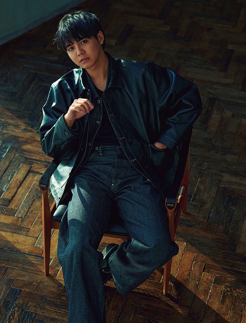 レザージャケット28万6000円、デニムジャケット5万2800円、デニム4万1800円／すべてT.T　075-525-0402、ニット4万6000円／ジョン スメドレー（リーミルズ エージェンシー　03-5784-1238）、ブーツ2万6400円／クラークスオリジナルズ（クラークスジャパン　03-5411-3055）