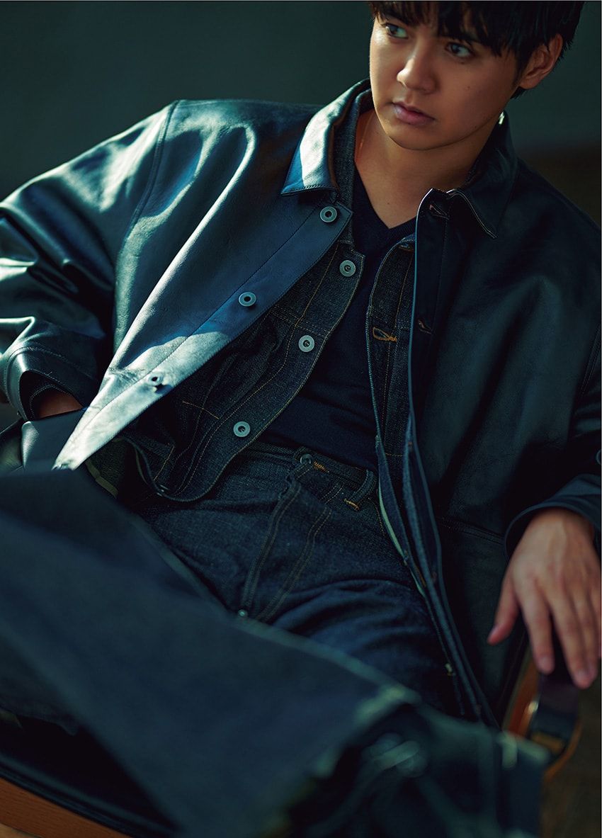 レザージャケット28万6000円、デニムジャケット5万2800円、デニム4万1800円／すべてT.T　075-525-0402、ニット4万6000円／ジョン スメドレー（リーミルズ エージェンシー　03-5784-1238）、ブーツ2万6400円／クラークスオリジナルズ（クラークスジャパン　03-5411-3055）