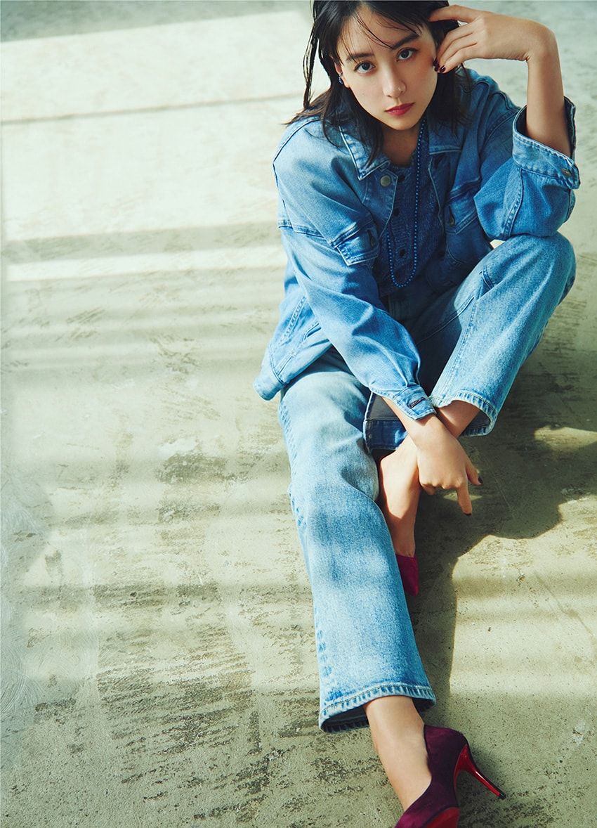 デニムジャケット2万2000円／ヘルシーデニム（ゲストリスト　03-6869-6670）、デニム3万1900円／ヤヌーク（カイタックインターナショナル　03-5722-3684）、ニット1万7600円／ミースロエ（ミースロエ ルミネ新宿1店　03-6304-5660）、パンプス13万7500円／クリスチャン ルブタン（クリスチャンルブタン ジャパン　christianlouboutin.com）、イヤーカフ2万9700円、ネックレス4万6200円／ともにリラ（リラ/スピック＆スパン ルミネ有楽町店　03-5222-1744）