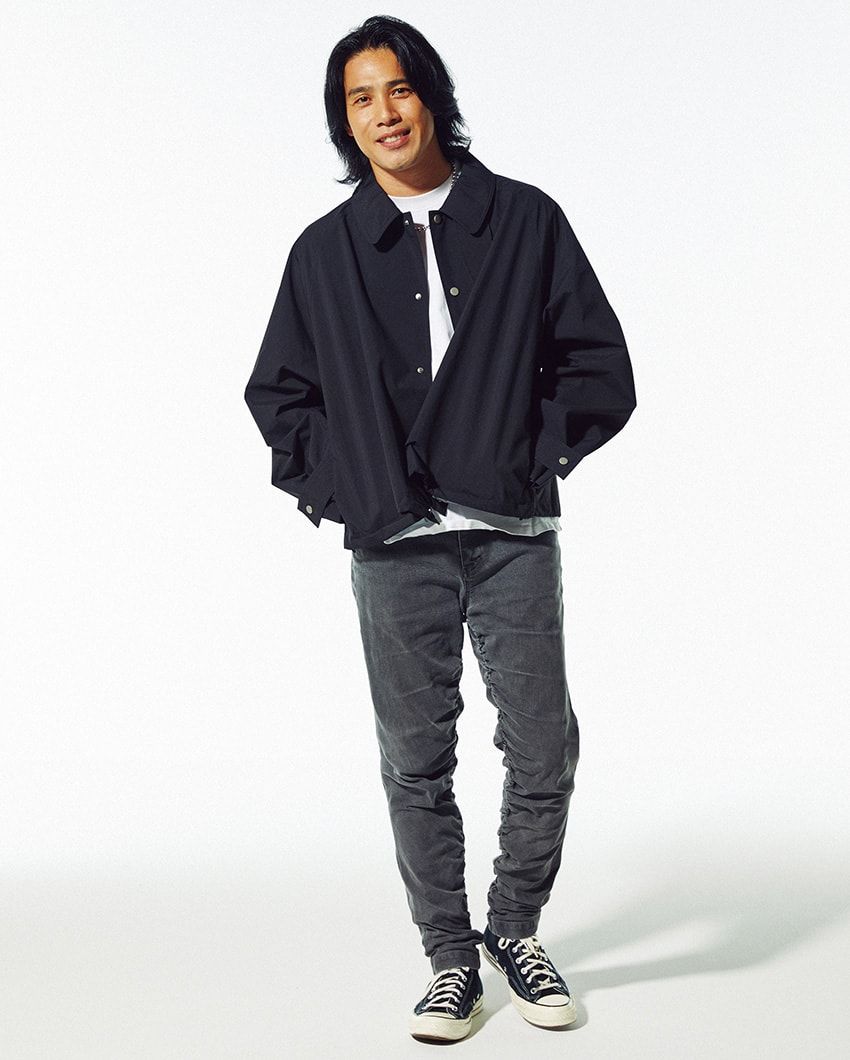 デニムを軸にモノトーンで仕上げたこの日のプライベートスタイルは、スニーカー以外すべてスーパーサンクスのもの。「デニムの足元は、コンバース『チャックテーラー』がマイルール。個人的にいちばん落ち着く組み合わせなんです」。