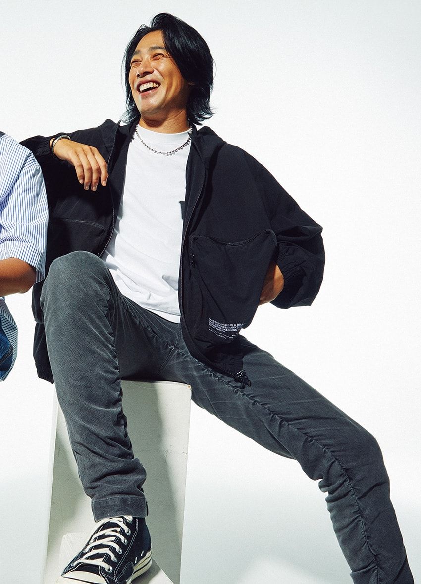 柔術を習い始めてからというもの、12㎏ほど痩せて体型が変わり、着ていた服がブカブカに。最近はあらゆる服をサイズダウンして買い直す日々だという。「このブラックデニムはお気に入りのジャパンブランド、スーパーサンクスの一本。今の気分は、2000年代初頭に流行った細身のデニムをスタイリッシュにはきたいんです」。すべて本人私物
