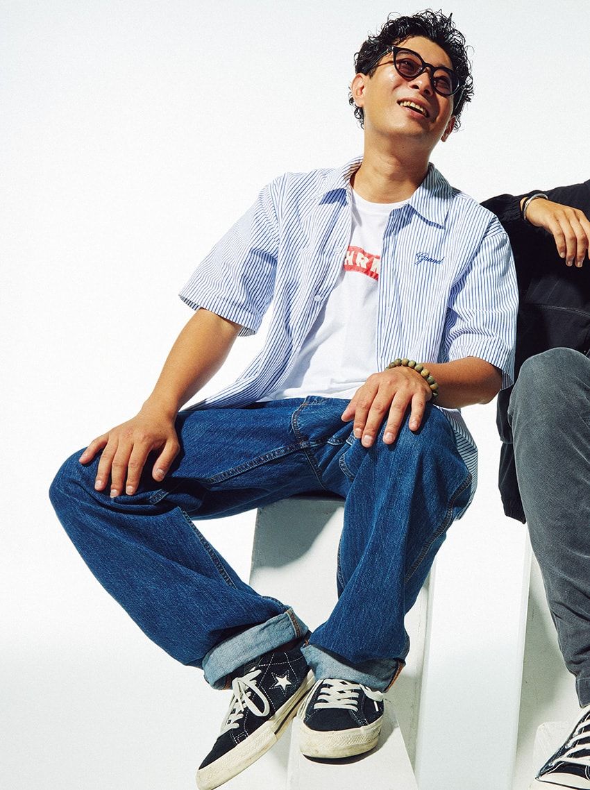 ハイ！ スタンダードで購入したカーハートのデニム。薄すぎず濃すぎない、絶妙な色みが小痴楽さんのツボだという。合わせたシャツはハリウッドランチマーケットで購入したものだ。「このストライプシャツを着ていると、周囲から『爽やかですね』とよく言われます（笑）。武骨なデニムだからこそ、トップスでそんな雰囲気を加えたいんです」。すべて本人私物
