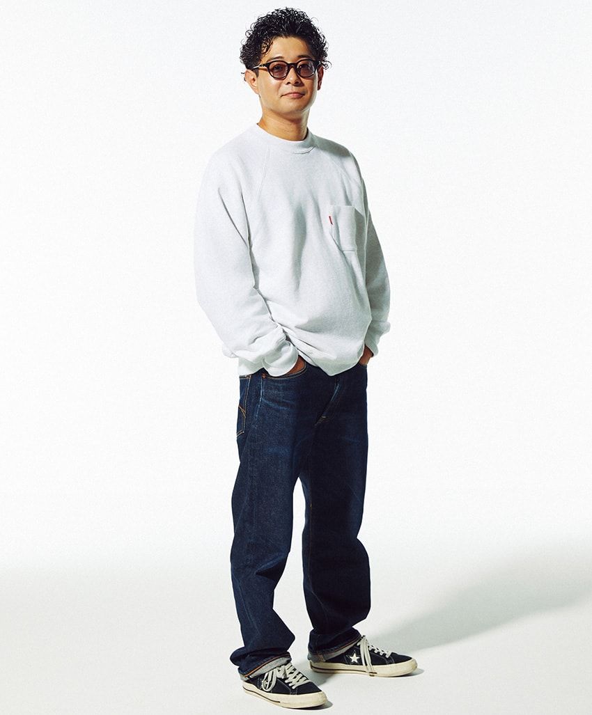 日本で最初にセルビッジデニムを作ったステュディオ・ダ・ルチザンのデニムをラフにロールアップ。「シンプルにスウェットを合わせて、王道アメカジに仕上げました。それでも白を選択することでクリーンに。僕のデニムスタイルの基本です」。