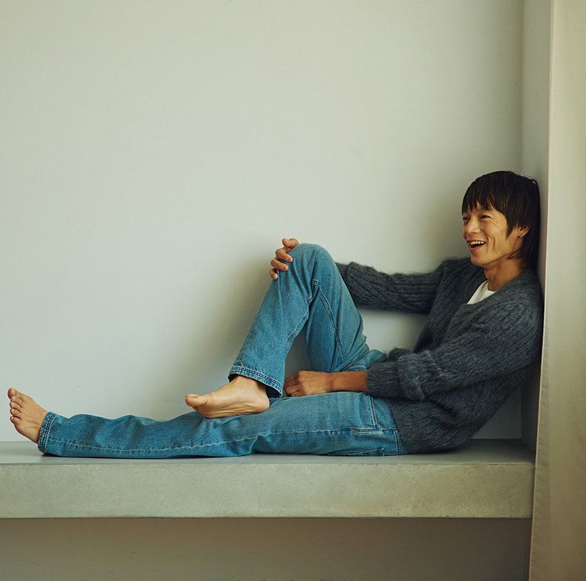 デニム19万1400円、ニット34万9800円、カットソー参考商品／すべてフェンディ（フェンディ ジャパン　0120-001-829）