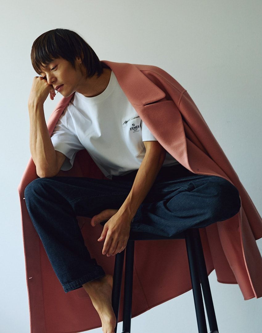 デニム21万7800円、コート66万円、カットソーは参考商品／すべてフェンディ（フェンディ ジャパン　0120-001-829）