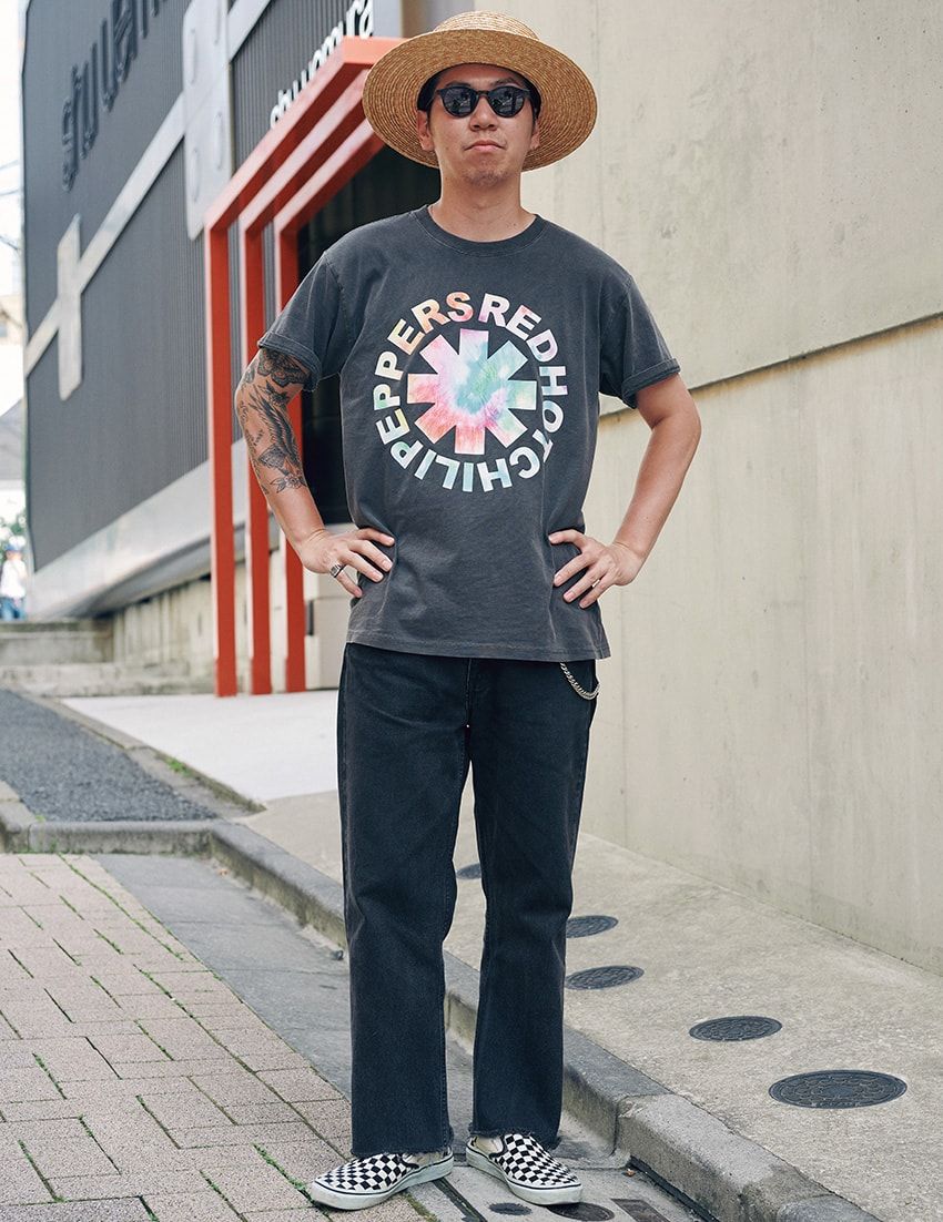 デニム＝リーバイス　Tシャツ＝レッド・ホット・チリ・ペッパーズ　スニーカー＝ヴァンズ　ハット＝ステットソン