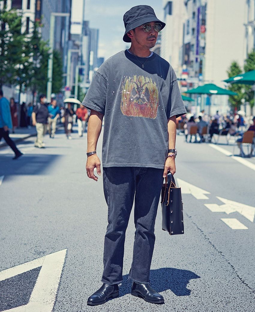 デニム＝リーバイス　Tシャツ＝不明　靴＝クロケット&ジョーンズ　ハット＝キジマ タカユキ　バッグ＝エンダースキーマ