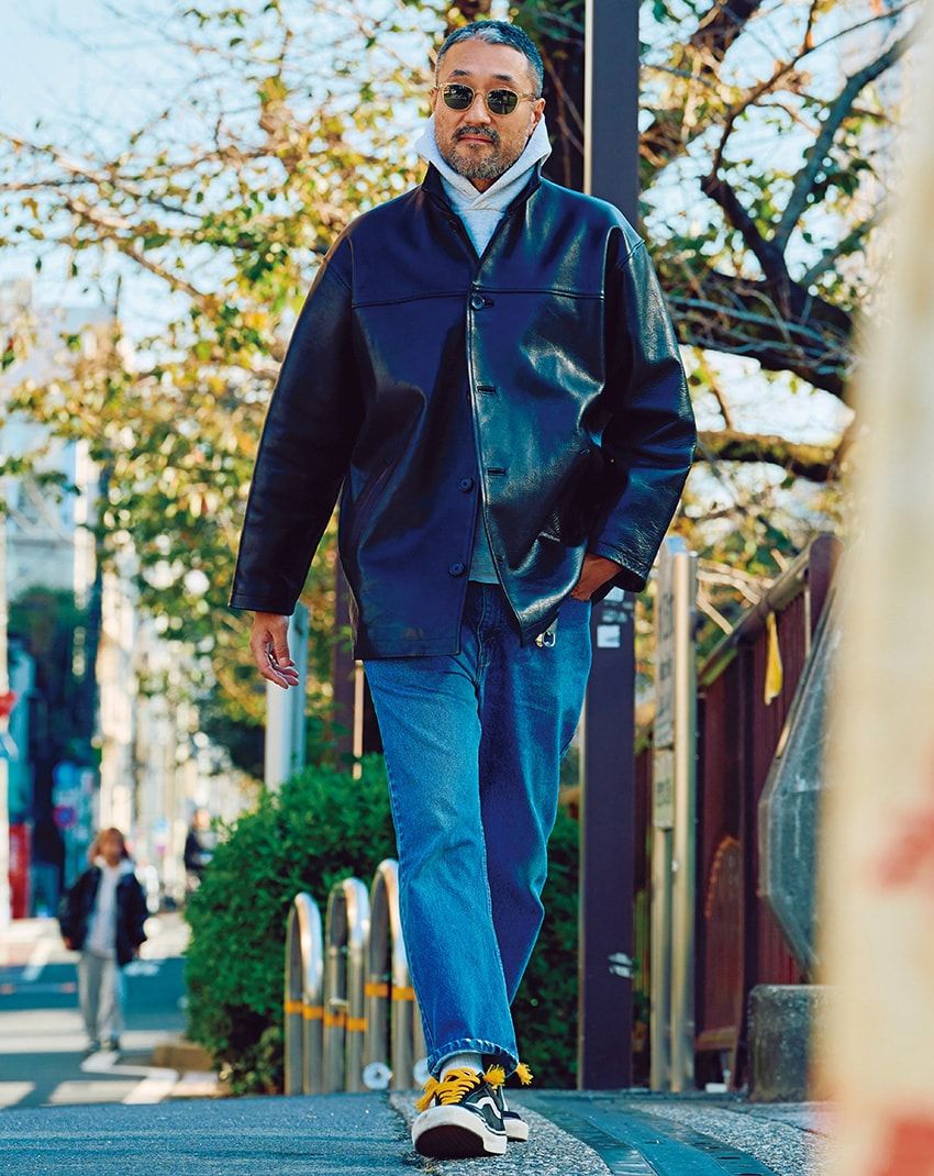 デニム＝リーバイス　ジャケット、パーカ＝古着　スニーカー＝ヴァンズ　サングラス＝オリバーピープルズ