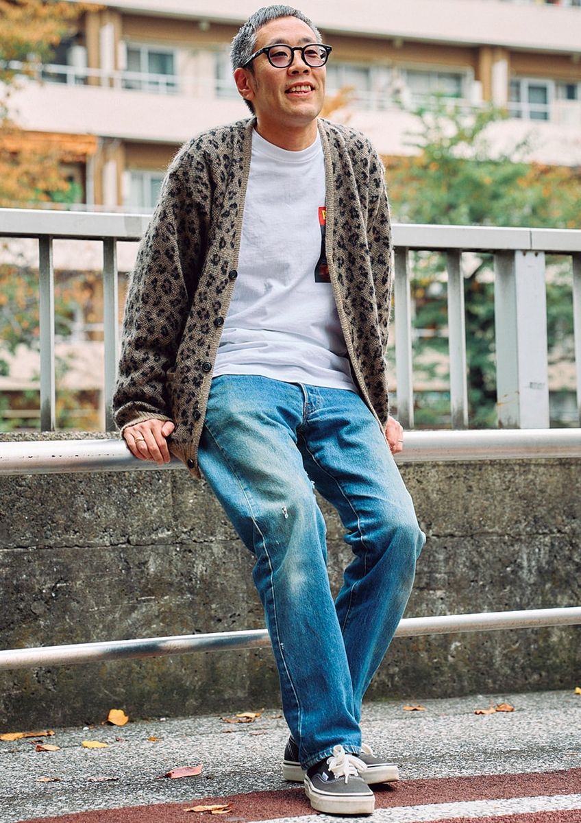 デニム＝リーバイス　カーディガン、Tシャツ＝ワコマリア　スニーカー＝ヴァンズ　メガネ＝ゾフ