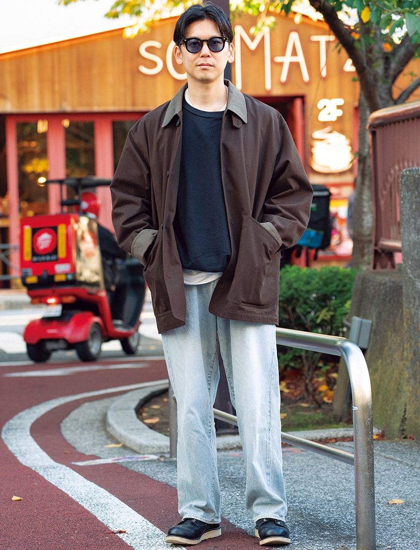 デニム＝コモリ　ジャケット＝クリスタセヤ　スウェット＝古着　ブーツ＝レッドウィング　サングラス＝マックス・ピティオン