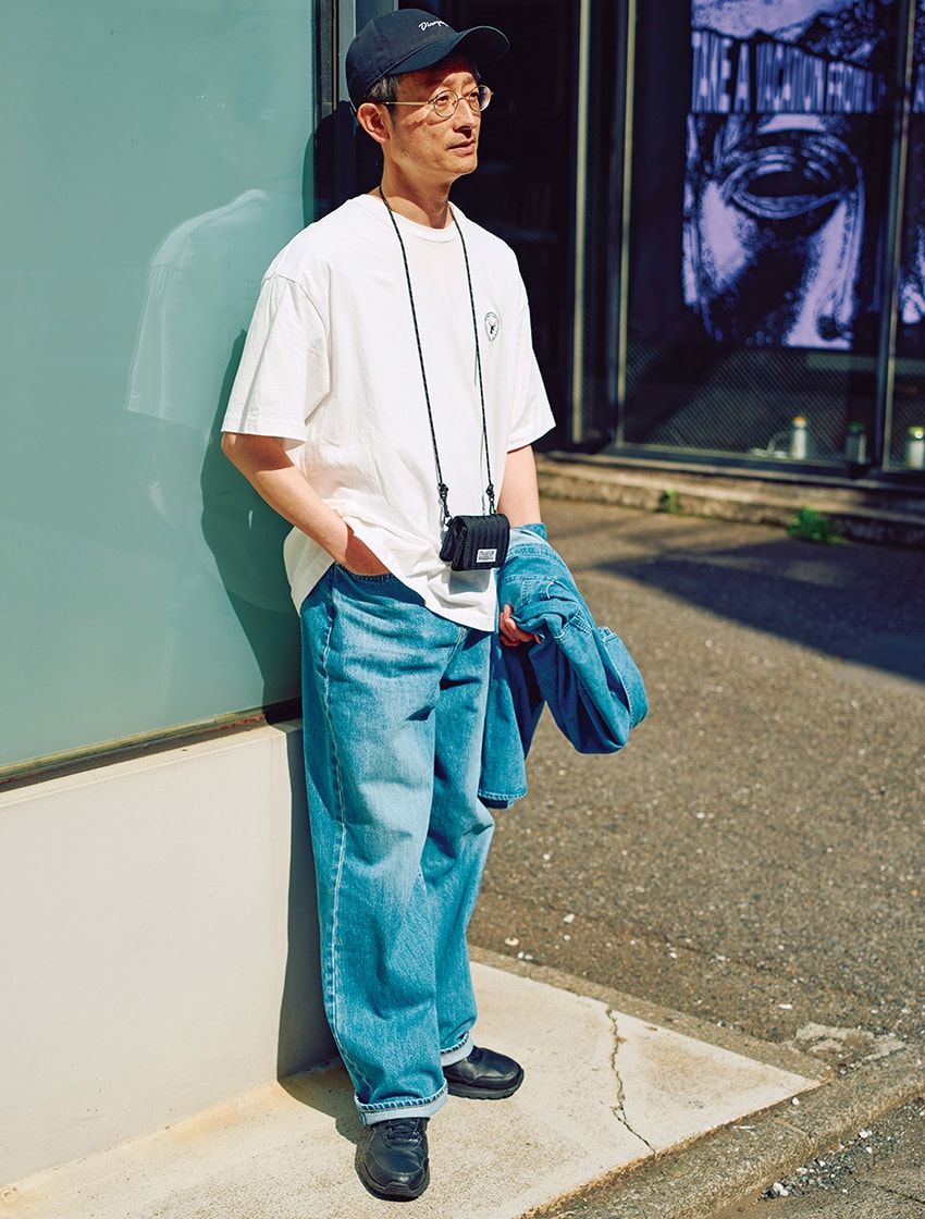 デニム＝ユニクロ　手に持ったデニムシャツ＝ジョージズ　Tシャツ＝フリークスストア　スニーカー＝ナイキ