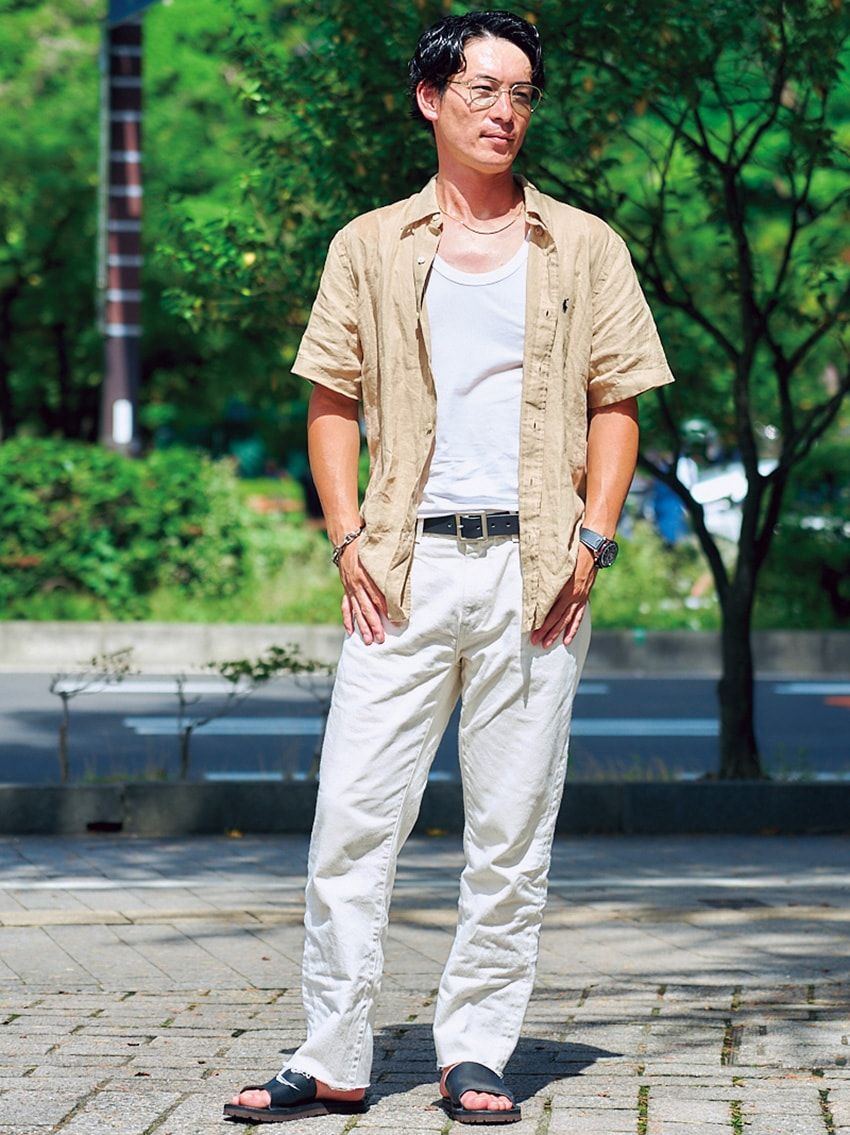 デニム＝ユニクロ　シャツ＝ポロ ラルフ ローレン　タンクトップ＝グローバルワーク　メガネ＝グッチ　ブレスレット＝エルメス