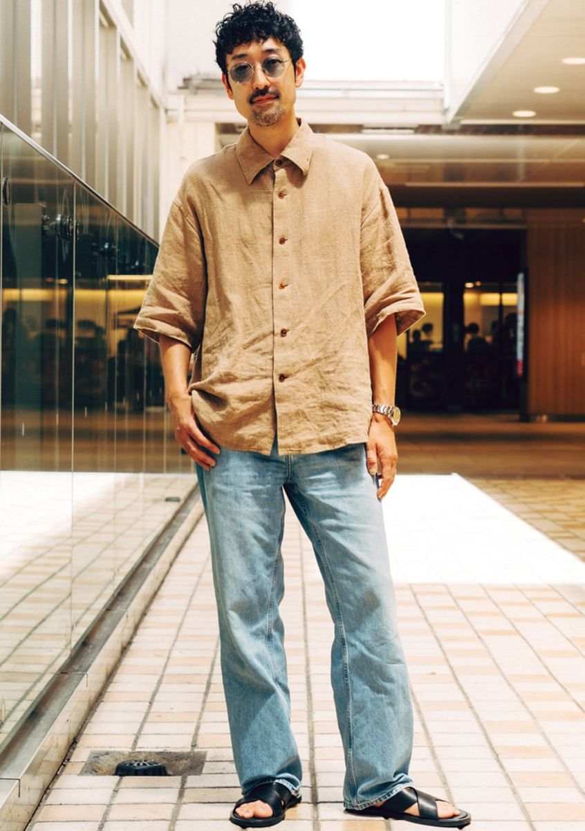 デニム＝ユニクロ　シャツ＝オーラリー　サンダル＝H&M　サングラス＝レイバン　腕時計＝ロレックス