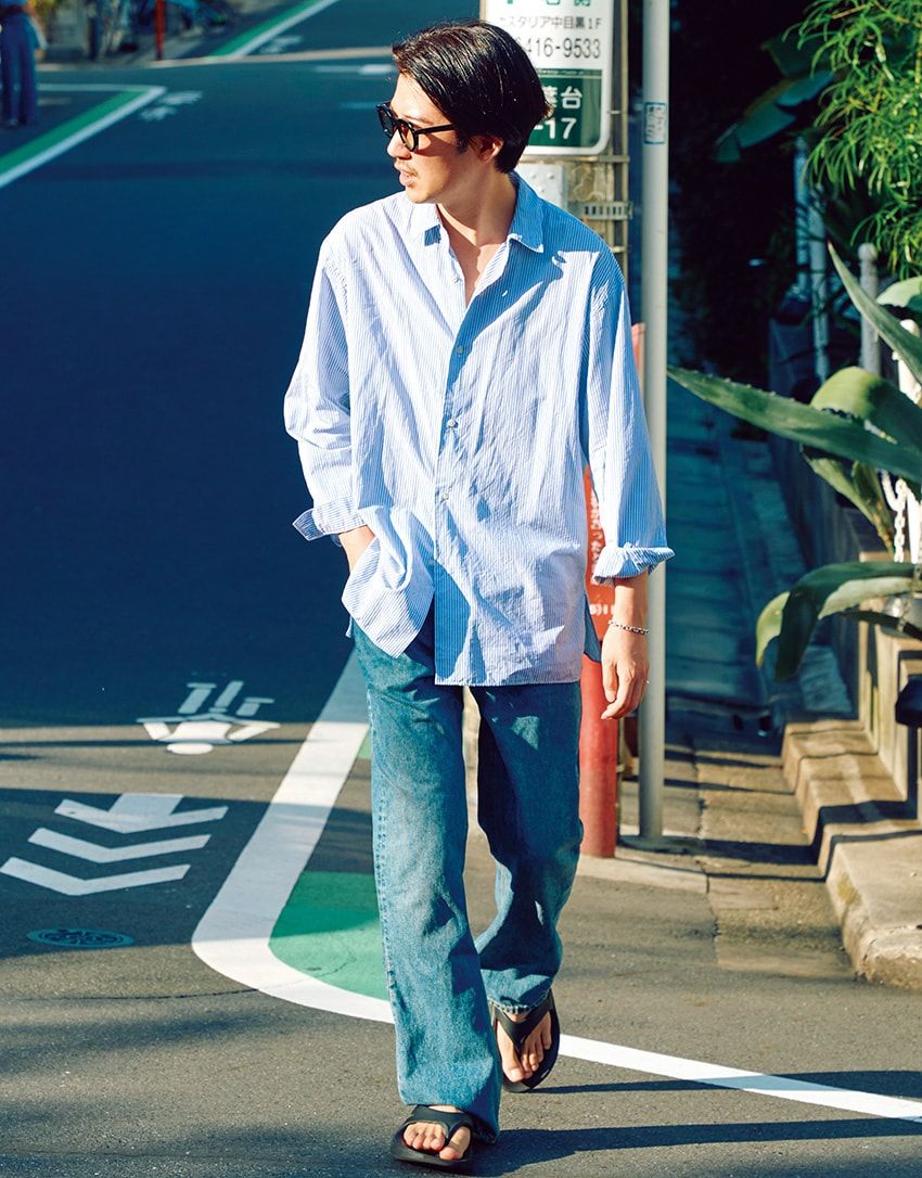 デニム＝古着　シャツ＝エディフィス　サンダル＝ウーフォス　メガネ＝レスカ ルネティエ　ブレスレット＝不明