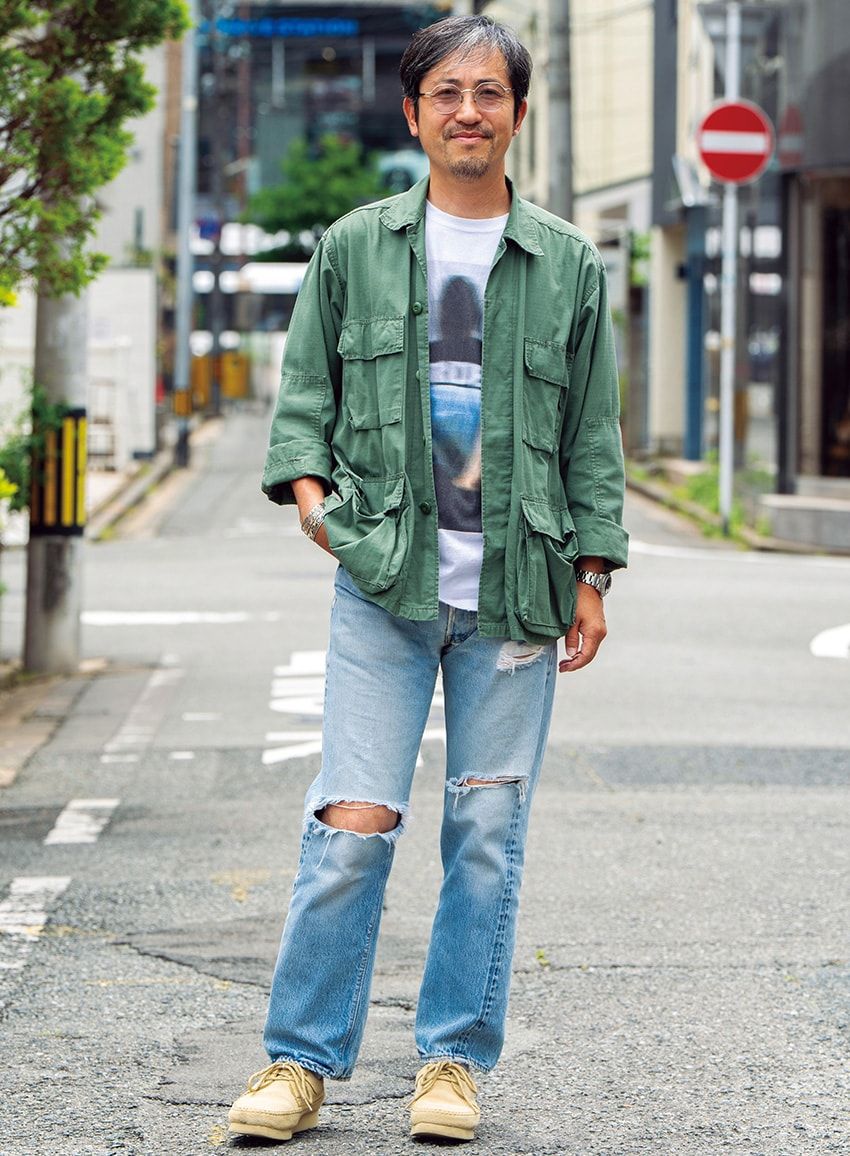 デニム、シャツ＝古着　Tシャツ＝ウィーアーオールアニマルズ　靴＝クラークス オリジナルズ　メガネ＝ブラン