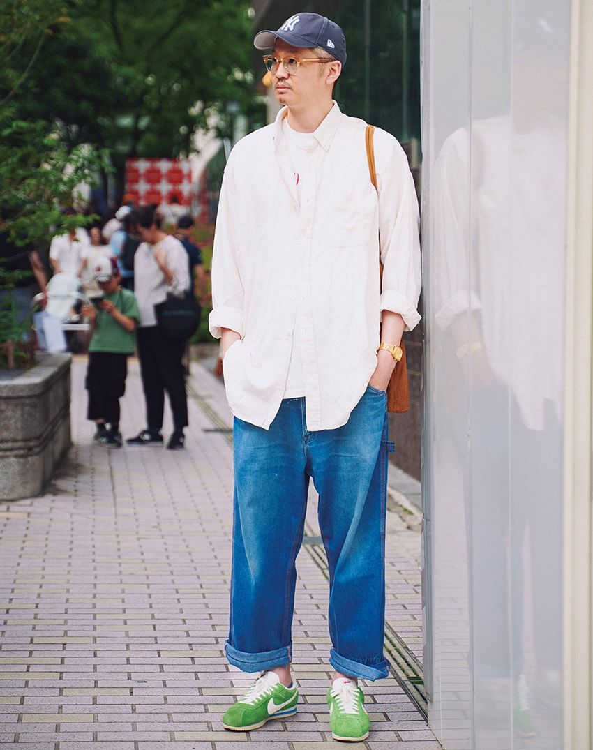 デニム＝ビッグマック　シャツ＝ポロ ラルフ ローレン　Tシャツ、バッグ＝古着　スニーカー＝ナイキ　キャップ＝ニューエラ