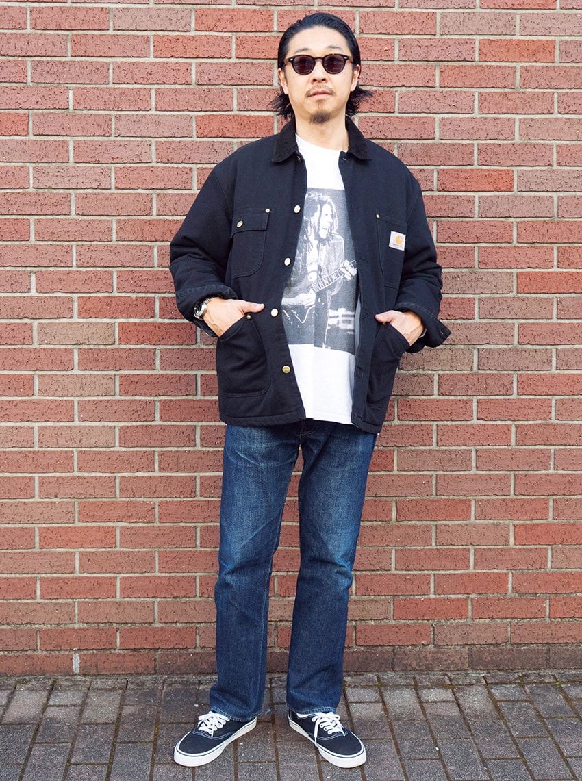 デニム＝ウエアハウス　ジャケット＝カーハート　Tシャツ＝ノーブランド　スニーカー＝ヴァンズ　サングラス＝モスコット