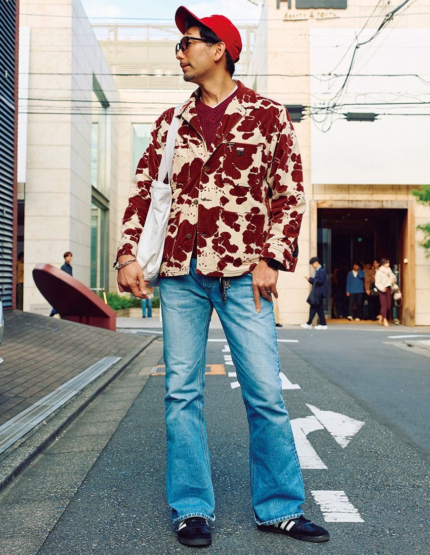 デニム＝リー　ジャケット＝シュプリーム　ベスト、スニーカー＝アディダス オリジナルス　キャップ＝古着