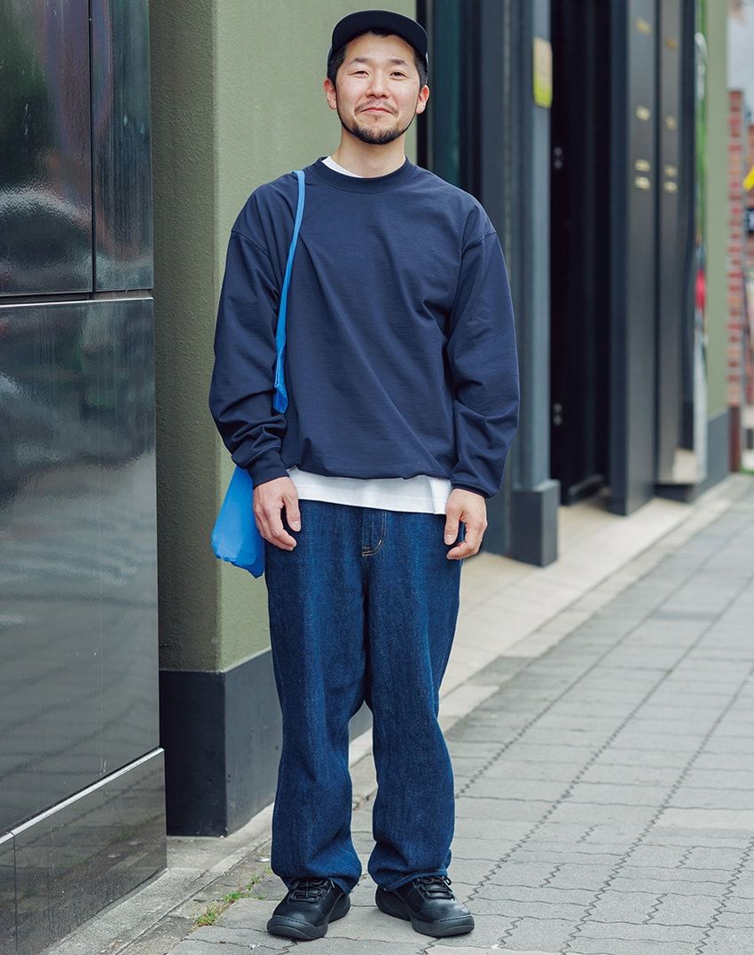 デニム、バッグ＝エブリワン　スウェット、キャップ＝ダイワ ピア39　スニーカー＝エブリワン × リーボック