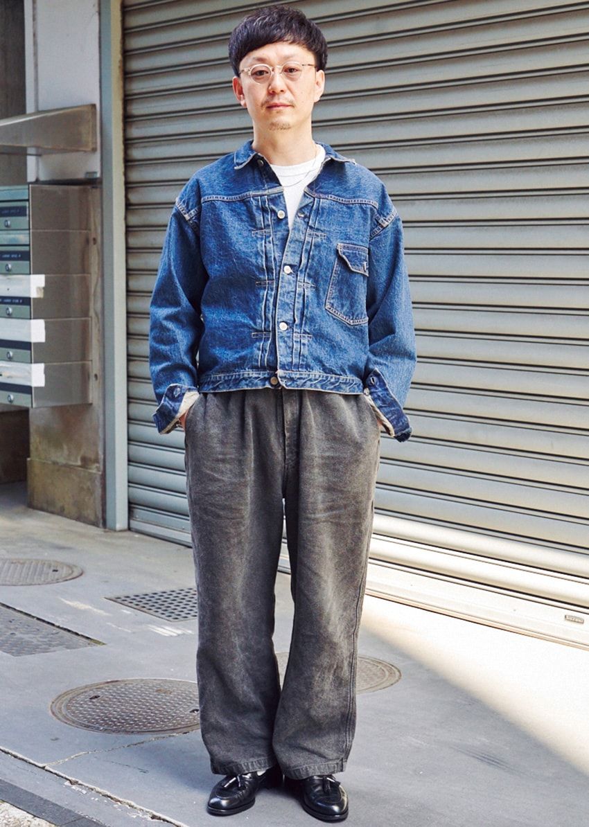 デニムジャケット＝オアスロウ　デニム＝ミッタン　Tシャツ＝ユニクロ　靴＝クロケット&ジョーンズ　メガネ＝テン アイヴァン