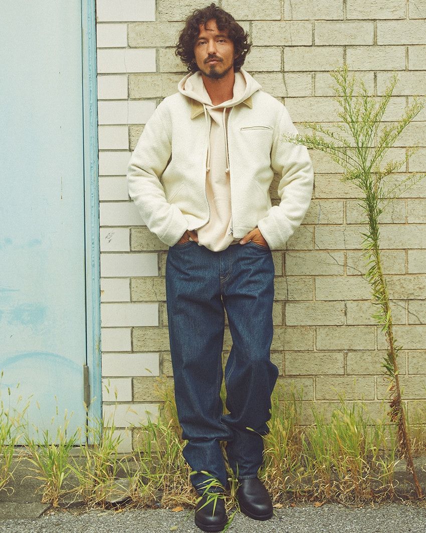 デニム3万7400円、ジャケット7万7000円、パーカ4万1800円、靴13万2000円／すべてオーラリー