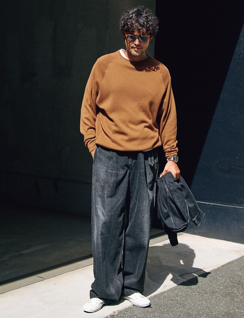 デニム3万7400円、手に持ったデニムジャケット4万6200円／ともにグラフペーパー（グラフペーパー 東京　03-6381-6171）、ニット14万3000円／ボーディ（アルファ ブランド コンサルティング　03-6910-5431）、サングラス5万3900円／オリバーピープルズ（ルックスオティカジャパン　0120-990-307）、腕時計8万4700円／Gショック（カシオ計算機　0120-088925）、スニーカー1万1000円／ムーンスター　0800-800-1792