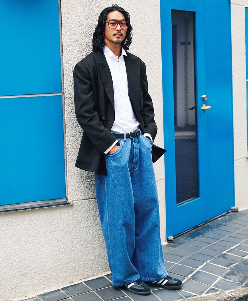 デニム4万2900円／グランク、ヴィンテージのメガネ2万7500円／ともににしのや　03-6434-0983、ジャケット12万1000円／ワングラビティ、シャツ4万4000円、ベルト1万6500円／ともにエストネーション（すべてエストネーション　0120-503-971）、スニーカー1万5950円／アディダス オリジナルス（アディダス　03-6732-5461）