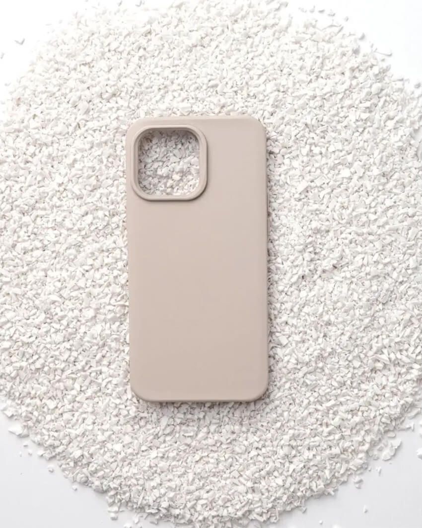 従来の複合素材によるケースは最終的に埋め立て地などで廃棄処分に。しかし「ライノシールド」の使用済みケースはリサイクルされ、新しいケースに生まれ変わる