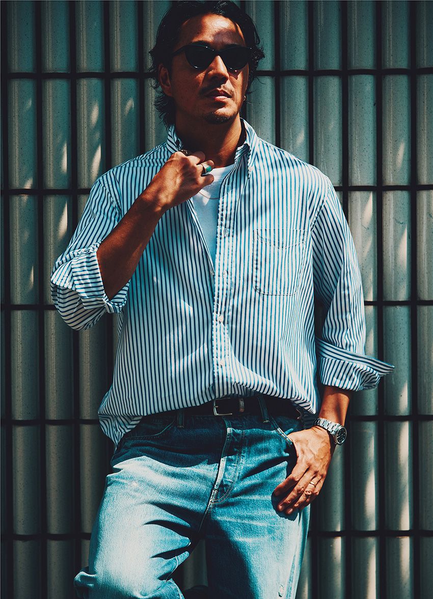 デニム16万8300円/ビズビム 03-5468-5424、シャツ3万1900円、カットソー1万5400円/ともにブルックス ブラザーズ(ブルックス ブラザーズ ジャパン 0120-02-1818)、ベルト1万8700円/ディノマッティア(ビームスF 03-3470-3946)、その他私物